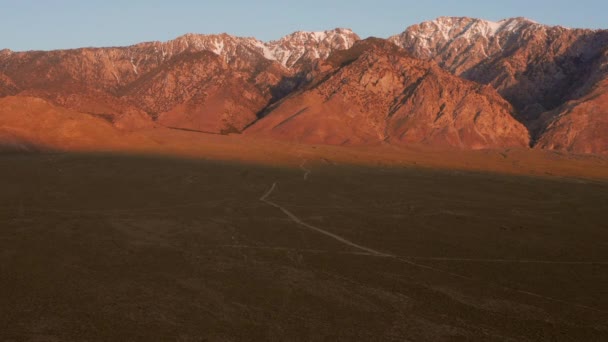 Besneeuwde Bergen Van Sierra Nevada Bij Zonsopgang Luchtfoto — Stockvideo