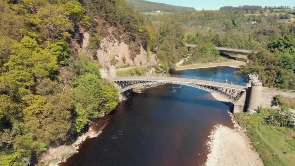 Ponte Ghisa Elencato Craigellachie Sul Fiume Spey Vicino Villaggio Aberlour — Video Stock