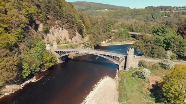 Thomas Telfords Craigellachie Bridge River Spey Scotland Escena Urbana Vida — Vídeos de Stock