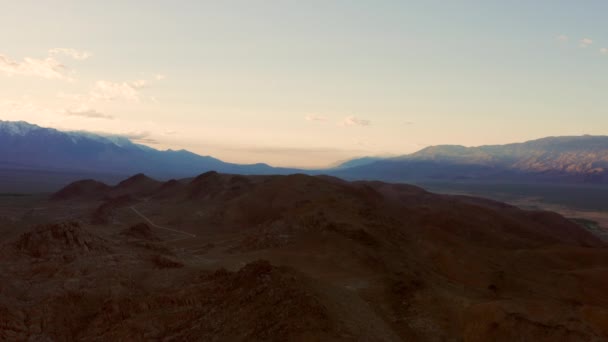 落日在阿拉巴马山上 靠近加州的孤松 背景是最高的惠特尼山 空中射击 — 图库视频影像