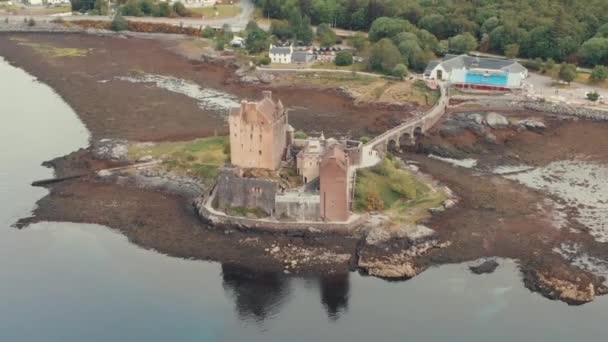 Dolly Zoom Eilean Donan Castle Vid Ingången Till Loch Duich — Stockvideo