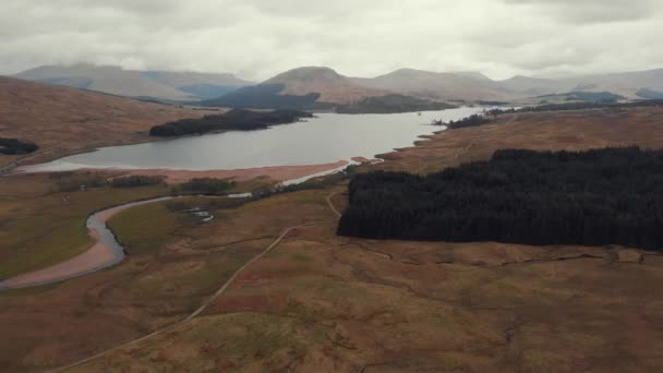 劇的で風光明媚なスコットランドの自然景観のドローンショット スコットランド北部 スコットランドの暗い湖の空の反射 カラフルな風景 — ストック動画