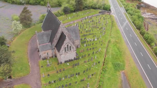 John Episcopal Church Ballachulish Scottish Highlands Surrounded Graves Beautiful Church — Stock Video