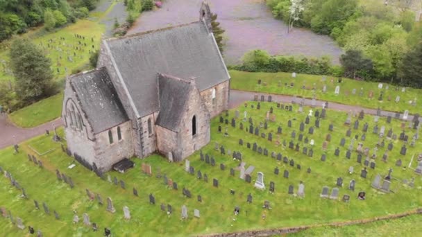 Ancienne Église Historique Écosse Beaucoup Vieilles Tombes Ici Dans Cimetière — Video