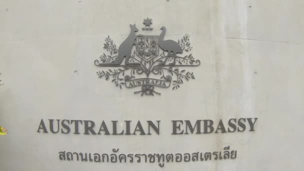 在澳大利亚驻泰国曼谷大使馆外签名 放大武器的覆盖物 — 图库视频影像