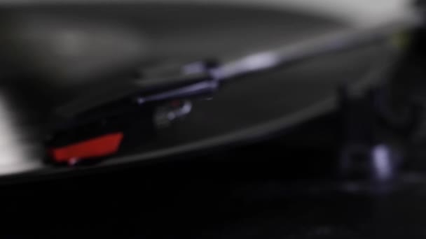 Record Player Βελόνα Άρπαξε Τον Αντίχειρα Και Μπροστινό Δάχτυλο Και — Αρχείο Βίντεο