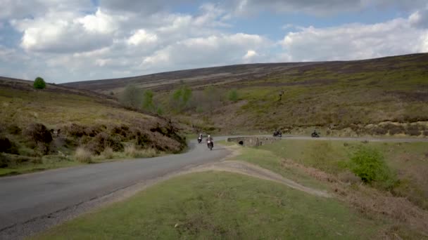 Motociclistas Barren Través Una Curva Aguda Camino Páramo Estrecho — Vídeo de stock