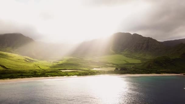 美しく劇的な4Kドローンは 山を越えてくる太陽光線を捉え マクアビーチで輝いていました 青い水 緑の山々 — ストック動画
