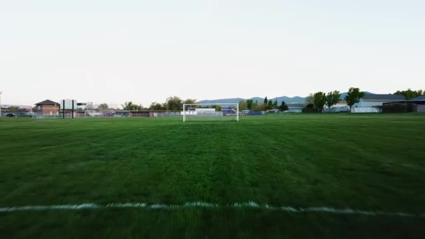 Tembakan Drone Lebar Lancar Terbang Lapangan Sepak Bola Menuju Gawang — Stok Video