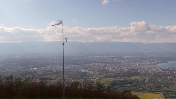 Windsok Vliegen Top Van Een Berg Met Genève Achter Vallei — Stockvideo