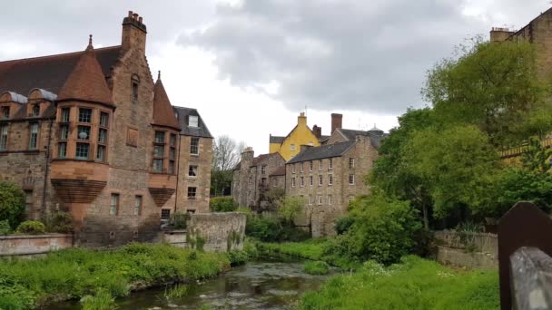 在苏格兰爱丁堡 一个阴天的下午 风景秀丽的迪恩村建筑沿着里斯河矗立着 夏季的历史城区 — 图库视频影像