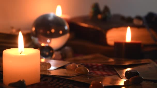 Fondo Una Mesa Adivino Cubierta Tela Con Bolas Cristal Piedras — Vídeos de Stock