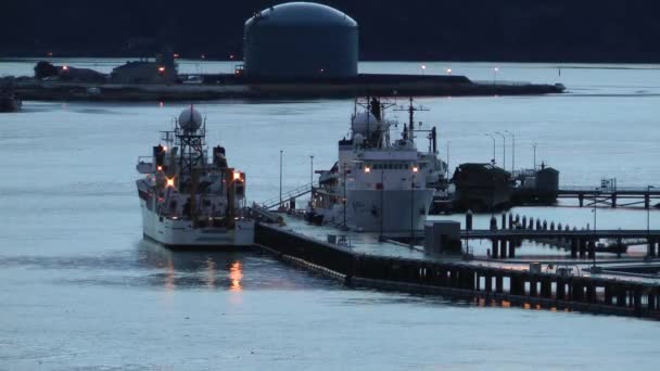 Sabahın Erken Saatlerinde Oregon Tarihi Bayfront Körfezine Yanaşan Iki Noaa — Stok video