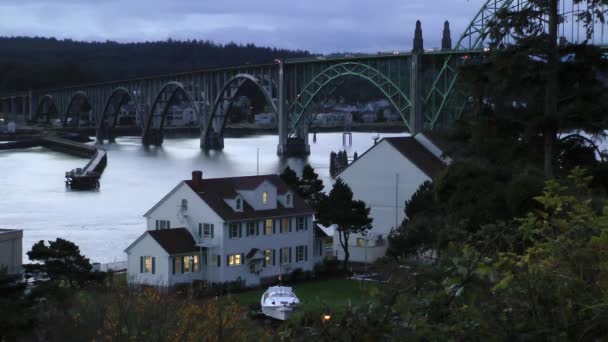 Carros Outras Viagens Tráfego Através Ponte Newport Oregon Uma Tranquila — Vídeo de Stock