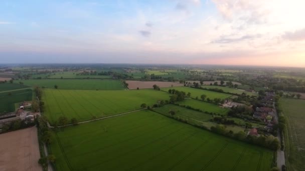 诺福克南沃尔沙姆村上空日落的空中无人机图像 — 图库视频影像