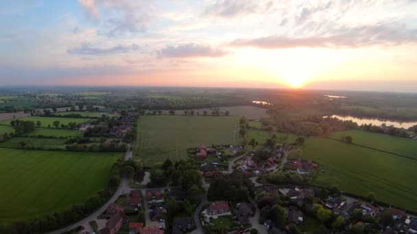 サウスウォルシャムのノーフォーク村に沈む夕日の空中ドローン映像 — ストック動画