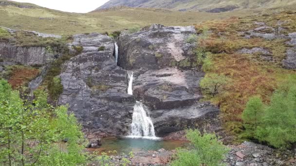苏格兰人北部三水交汇处美丽的瀑布Glencoe瀑布瀑布 雨天水流充足 水的流动 — 图库视频影像