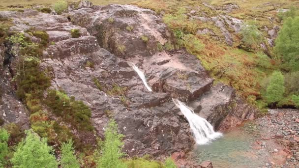 雨天水流充足 苏格兰人北部三水交汇处美丽的瀑布Glencoe瀑布瀑布 — 图库视频影像