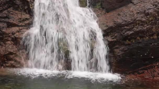 美しい滝 グレーンの滝の滝 3つの海 北スコットランドの会議 雨の日には満開です — ストック動画
