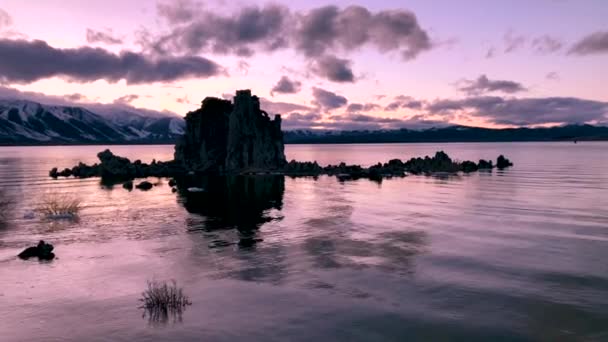 Prachtige Tufa Bij Mono Lake Reflecteert Het Water Tijdens Een — Stockvideo