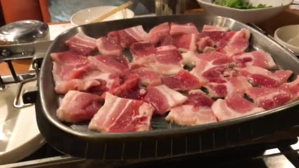 Lezzetli Sıcak Domuz Göbeği Kore Restoranında Izgarada Kızartılıyor — Stok video