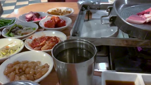 Tradiční Korejské Bbq Připravuje Straně Stolu Vepřové Bříško Vaří Horkém — Stock video
