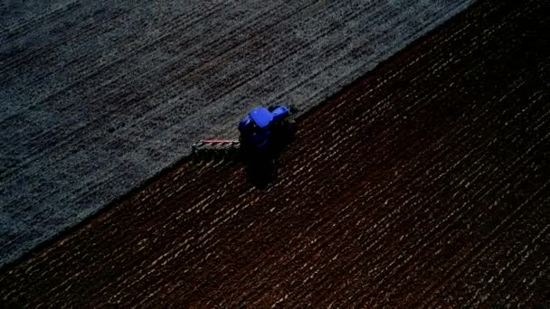 Modrý Traktor Orá Pole Vytváří Dvoubarevnou Půdu Která Dělí Dva — Stock video