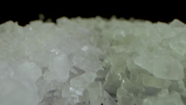 Kamera Tyłu Crystal Coarse Sea Salt Czarnym Stole Lustrzanym Soczewka — Wideo stockowe