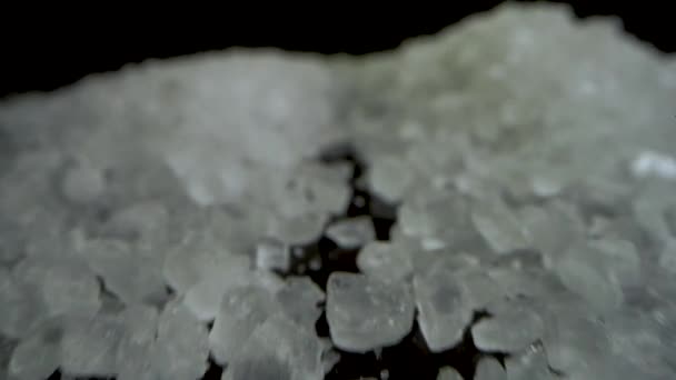 Přední Kamera Uvnitř Crystal Hrubé Mořské Soli Černém Zrcadlovém Stole — Stock video