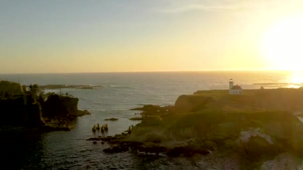 Drohne Fliegt Bei Sonnenuntergang Über Den Leuchtturm Von Cape Arago — Stockvideo