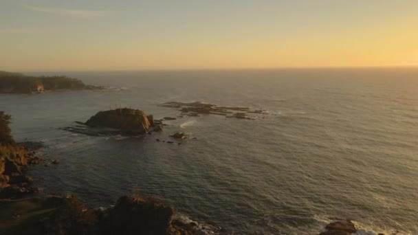Dron Letící Pozpátku Nad Krásnými Mořskými Komíny Odhalující Maják Mys — Stock video