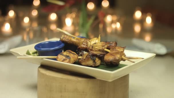 Barbecue Poulet Sur Bâton Avec Lumière Bougie Arrière Plan — Video