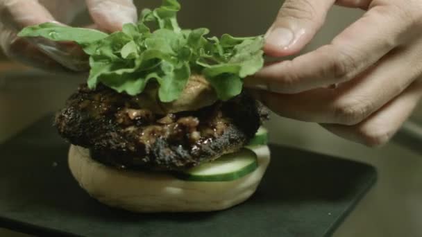 Υγιές Γεύμα Burger Προετοιμασία Εστίαση Shot — Αρχείο Βίντεο