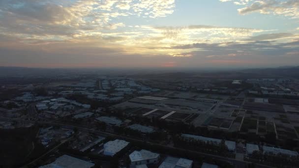 Aerial 南カリフォルニアの郊外の町やビジネスで黄金の時間の空の風景 — ストック動画