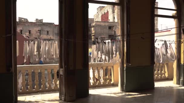 Weiße Wäsche Auf Balkon Bewegt Sich Langsam Wind Der Sonnigen — Stockvideo