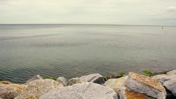 Vacker Utsikt Vid Havet Sandstrand Havsvågor Och Himmel Långsamma Rörelser — Stockvideo