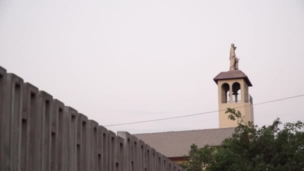 Kerktoren Standbeeld Tijdens Zonsondergang Molina Lima Peru Pan Van Links — Stockvideo