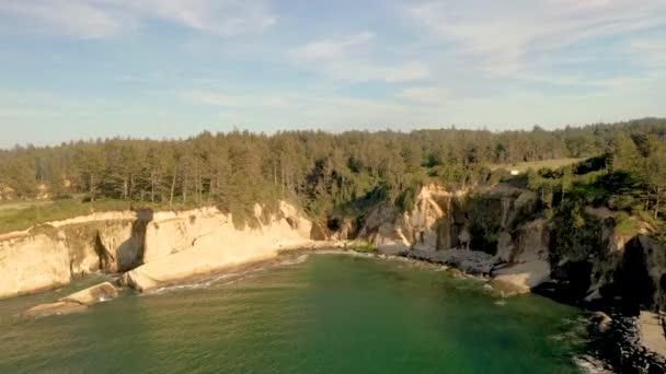 俄勒冈州南部海岸靠近库斯湾的美丽海岸线和悬崖 被无人驾驶飞机占领 — 图库视频影像