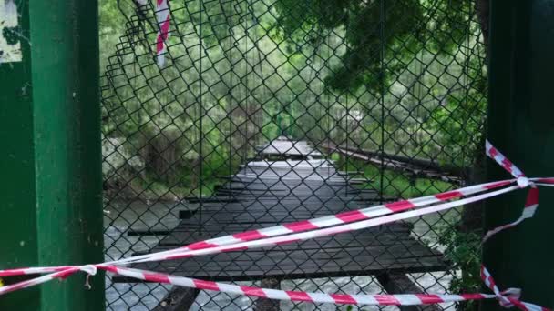 Stary Zamknięty Drewniany Most Brakującymi Pochylniami Nad Rzeką Lesie — Wideo stockowe