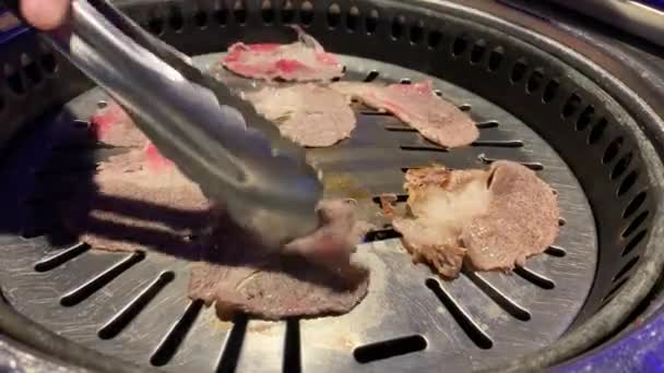 Cuisiner Barbecue Coréen Sur Gril Acier Inoxydable Chaud Dans Restaurant — Video