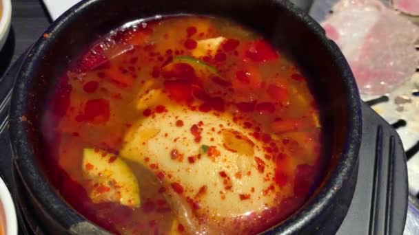 Cuisine Coréenne Barbecue Sur Gril Acier Inoxydable Chaud Dans Restaurant — Video