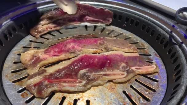 Cozinhar Churrasco Coreano Uma Grade Aço Inoxidável Quente Restaurante Coreano — Vídeo de Stock