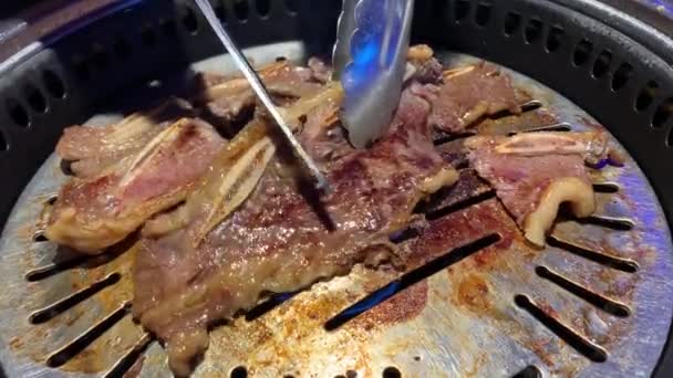 Korejské Bbq Žebra Vaření Horké Nerezové Oceli Gril Korejské Restauraci — Stock video