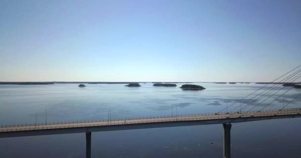 Людина Біжить Марафонським Мостом Довгими Кабелями Фінляндії — стокове відео