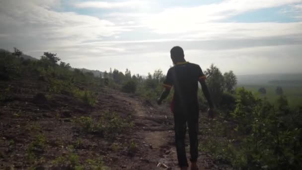 Sebuah Tembakan Pelacakan Dari Siluet Seorang Pria Afrika Berjalan Matahari — Stok Video
