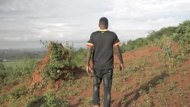 햇살을 받으며 아프리카 남자가 개미집 흰개미 지나가는 포착되었다 — 비디오
