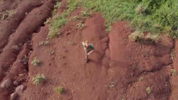 Oiseaux Aériens Vue Gingembre Barbu Extérieur Homme Alors Monte Une — Video