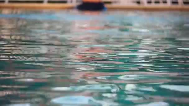 Hombre Nadando Hacia Cámara Con Una Buena Profundidad Tiro Campo — Vídeos de Stock