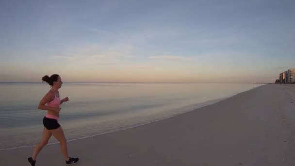 ナポリ 美しい朝の日の出の間にFlビーチに沿って走る女性 — ストック動画
