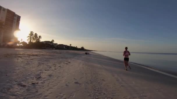 Samica Biegająca Wzdłuż Neapolu Plaża Pięknym Porannym Wschodzie Słońca — Wideo stockowe